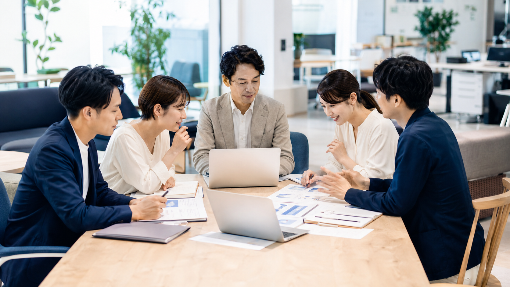 オフィスで打ち合わせをする株式会社All Connectionのスタッフ